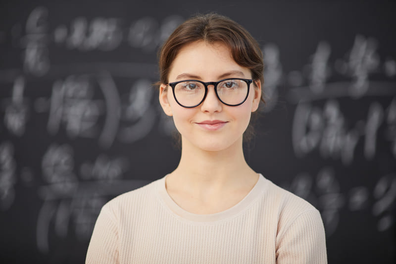 profesora delante de una pizarra profesora delante de una pizarra
